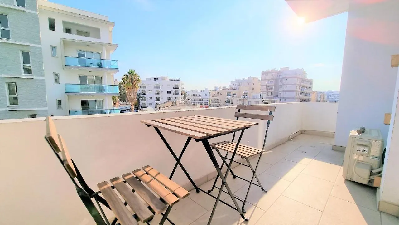 Coastal Getaway: 2 Apartments For Up To 14 Guests! Light-Flooded And Spacious Larnaca 0*,  Cypern