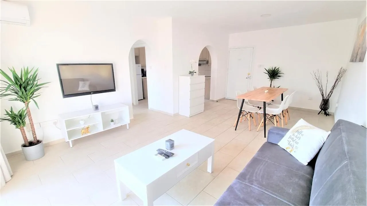 Coastal Getaway: 2 Apartments For Up To 14 Guests! Light-Flooded And Spacious Larnaca Cypern