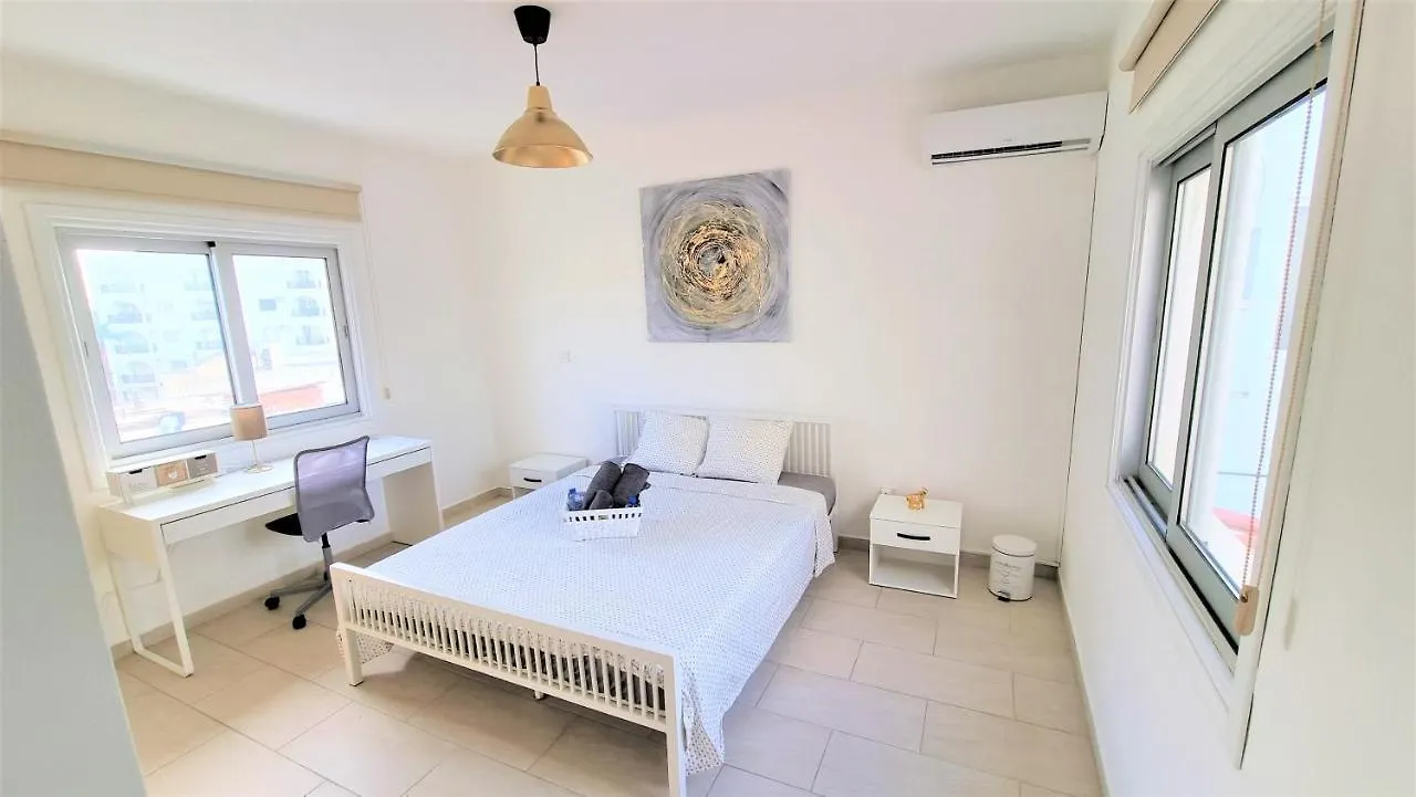 Coastal Getaway: 2 Apartments For Up To 14 Guests! Light-Flooded And Spacious Larnaca