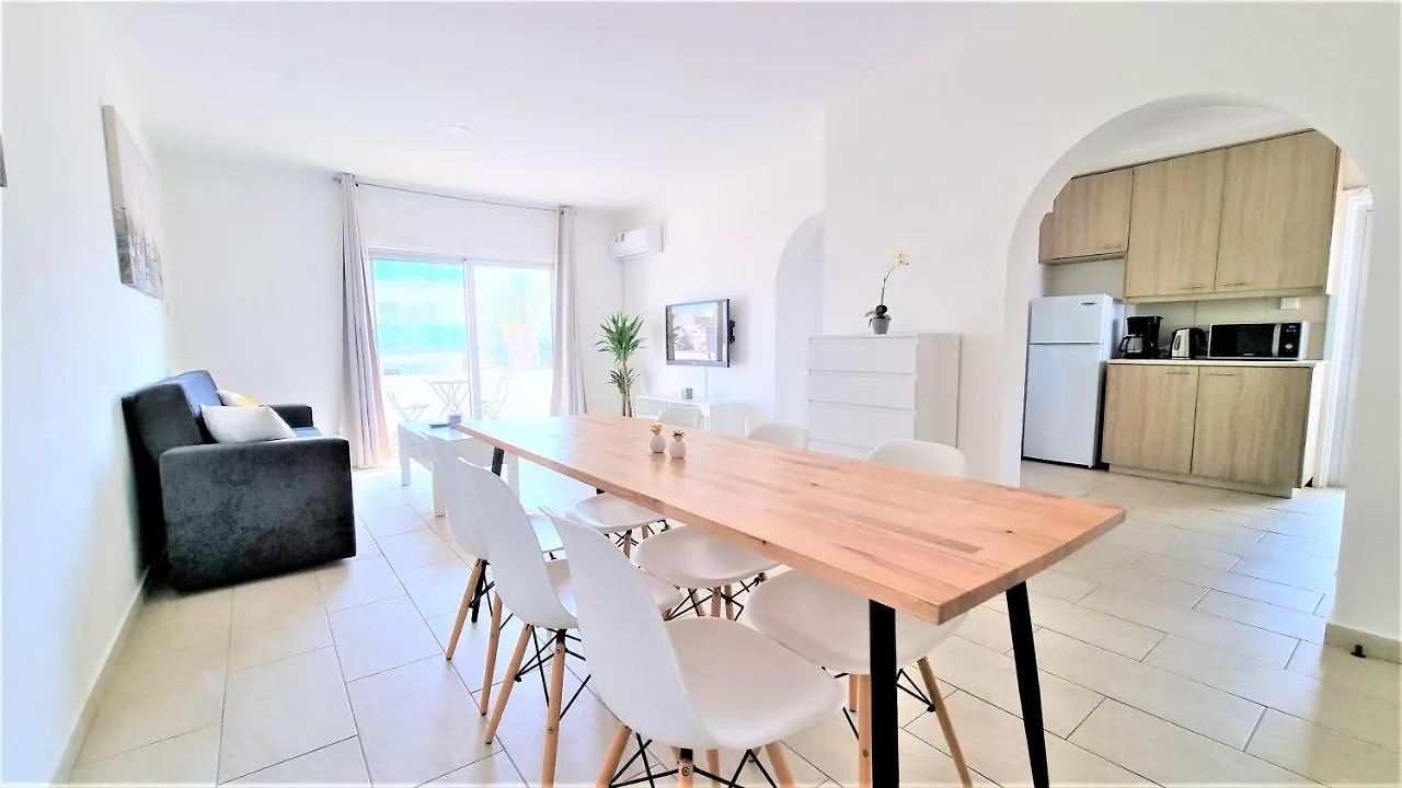 Coastal Getaway: 2 Apartments For Up To 14 Guests! Light-Flooded And Spacious Larnaca Cypern