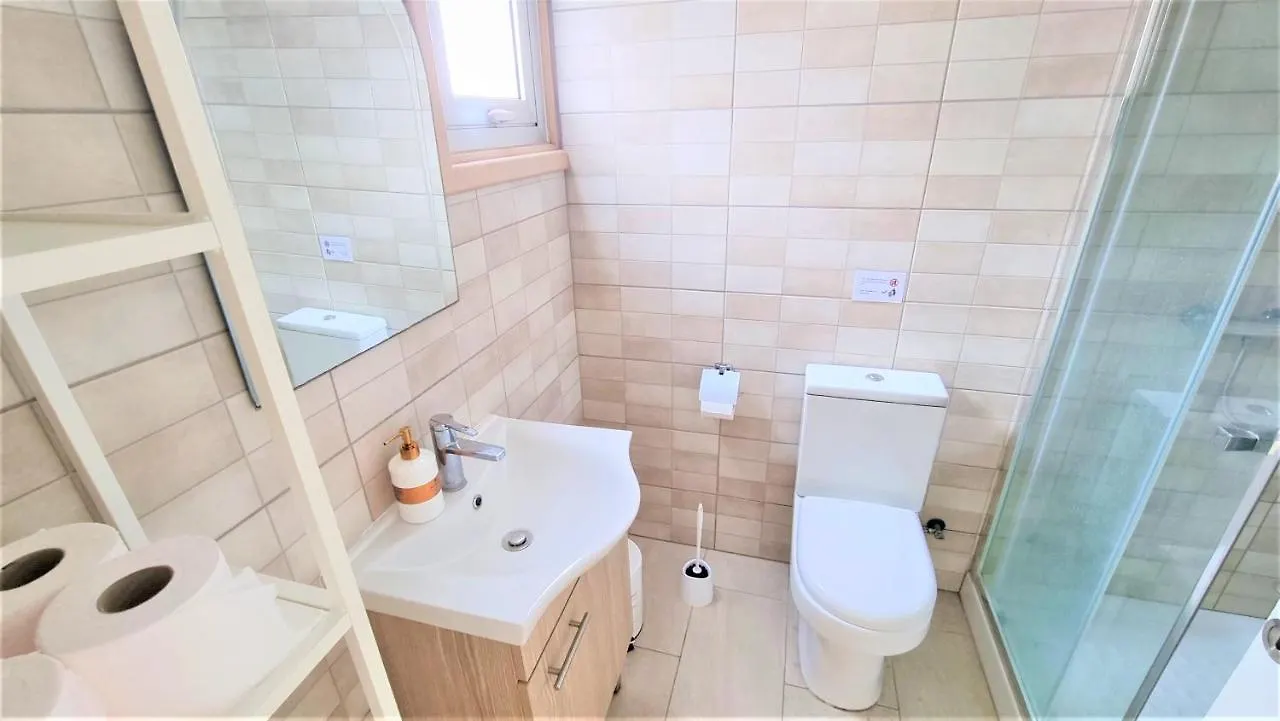 Coastal Getaway: 2 Apartments For Up To 14 Guests! Light-Flooded And Spacious Larnaca