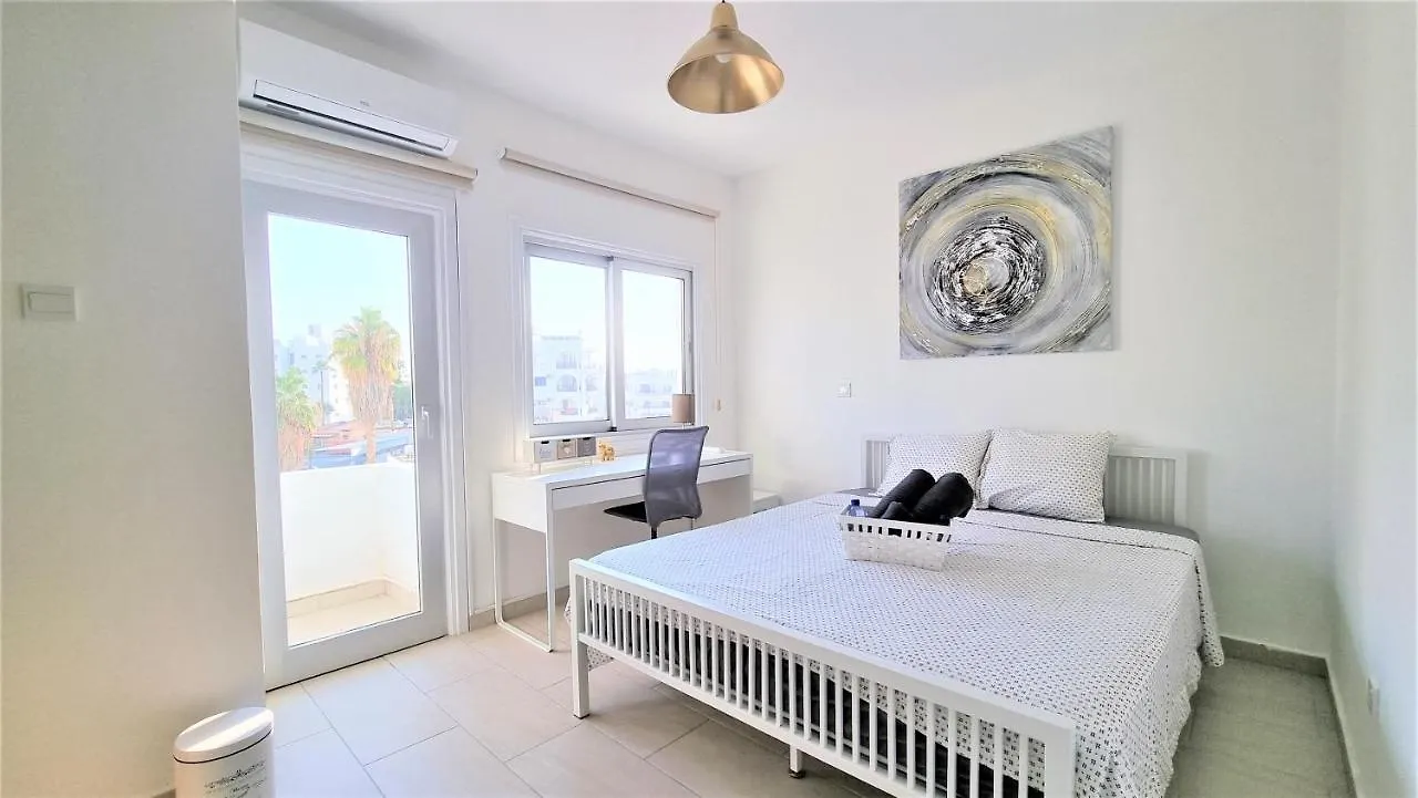 Coastal Getaway: 2 Apartments For Up To 14 Guests! Light-Flooded And Spacious Larnaca