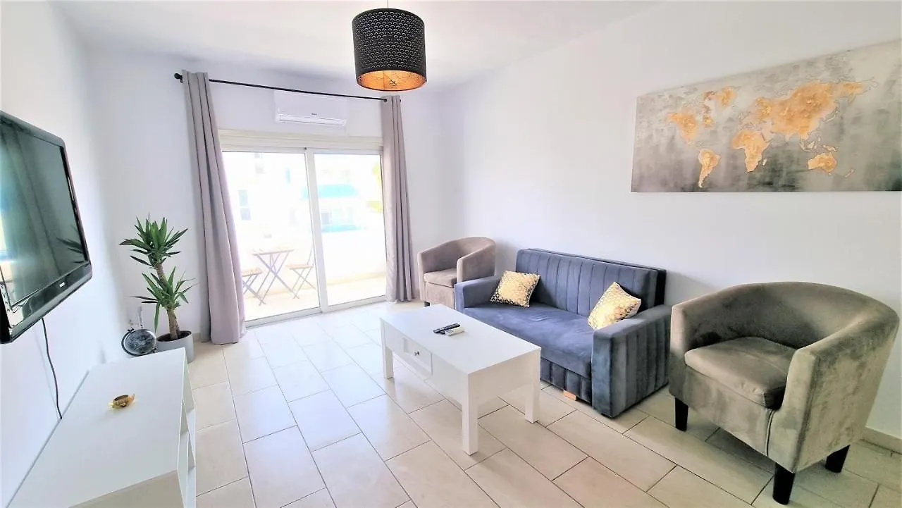 Coastal Getaway: 2 Apartments For Up To 14 Guests! Light-Flooded And Spacious Larnaca