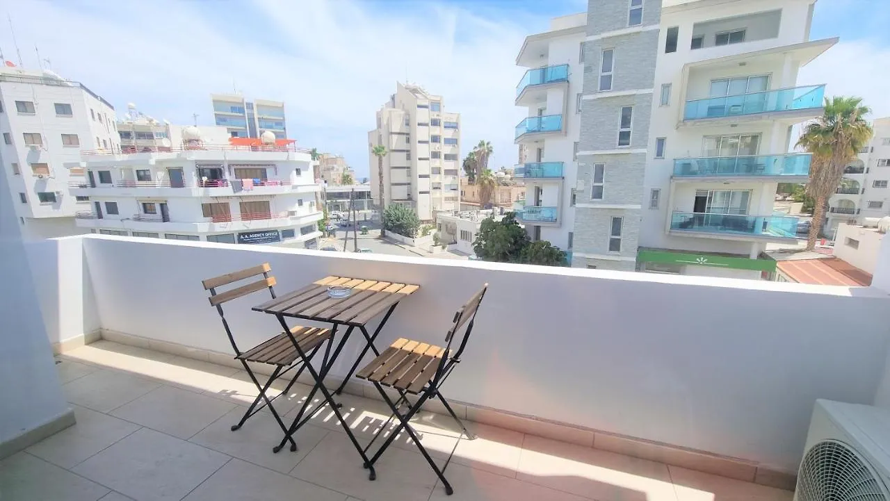 Coastal Getaway: 2 Apartments For Up To 14 Guests! Light-Flooded And Spacious Larnaca