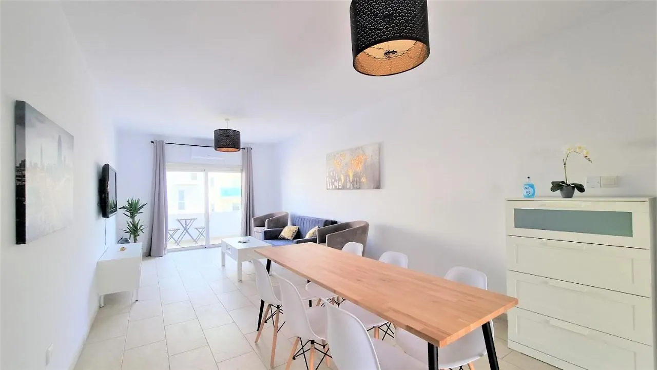 Coastal Getaway: 2 Apartments For Up To 14 Guests! Light-Flooded And Spacious Larnaca 0*,