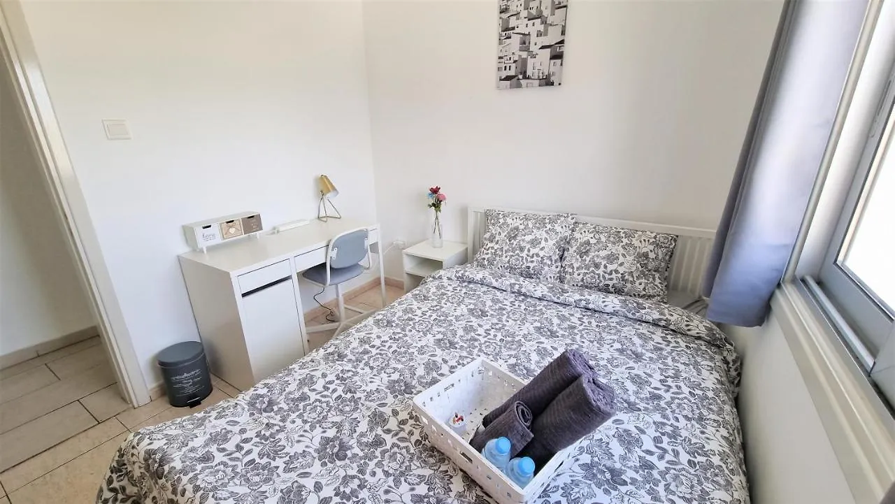 Coastal Getaway: 2 Apartments For Up To 14 Guests! Light-Flooded And Spacious Larnaca Cypern