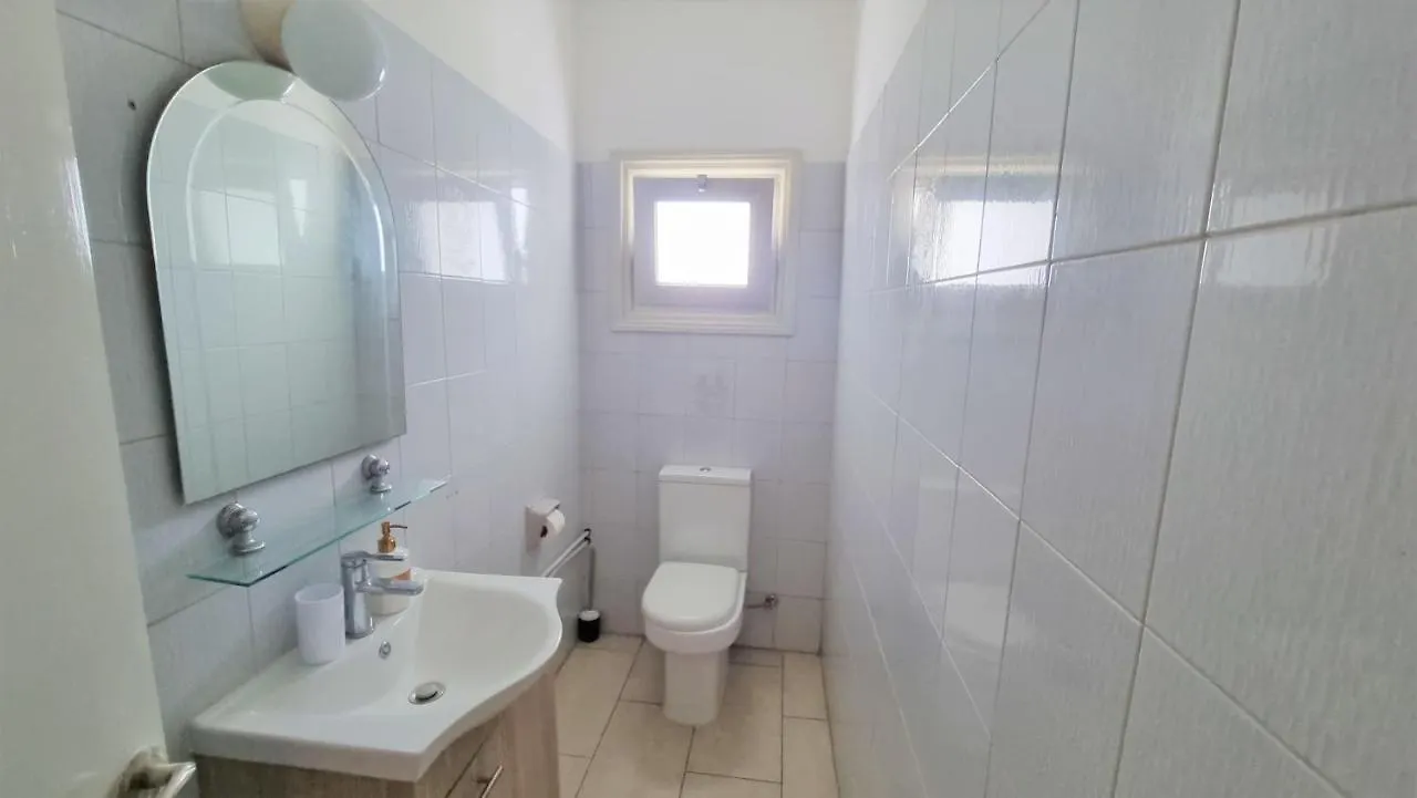 Coastal Getaway: 2 Apartments For Up To 14 Guests! Light-Flooded And Spacious Larnaca