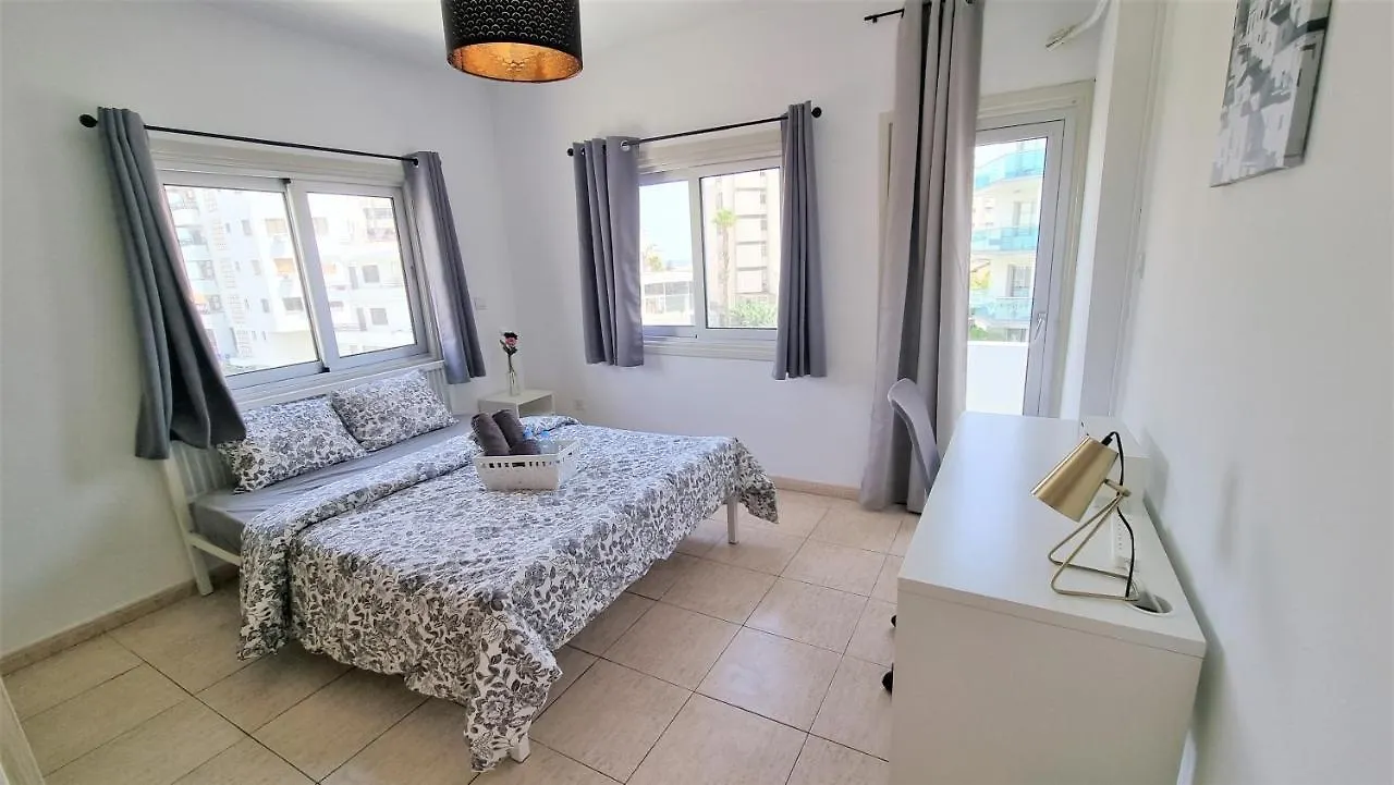 Coastal Getaway: 2 Apartments For Up To 14 Guests! Light-Flooded And Spacious Larnaca 0*,  Cypern
